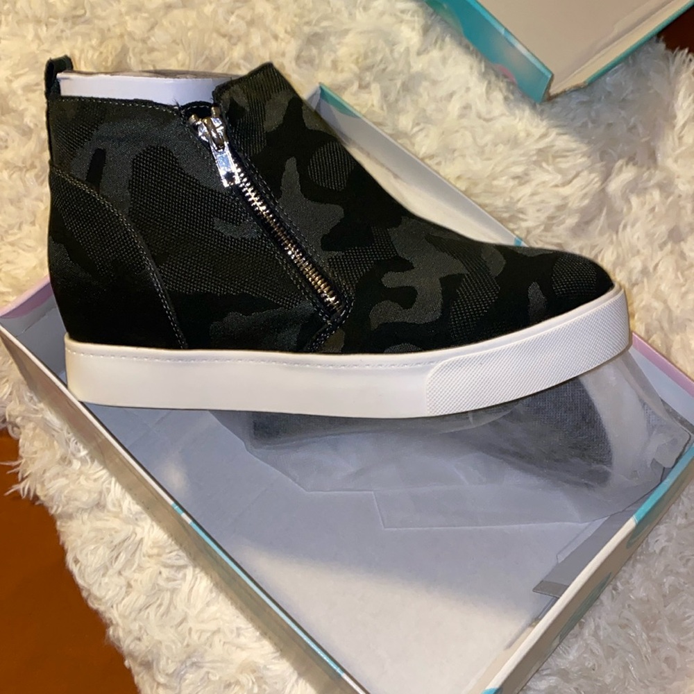 NWT SODA Taylor G Dark Camo shoes